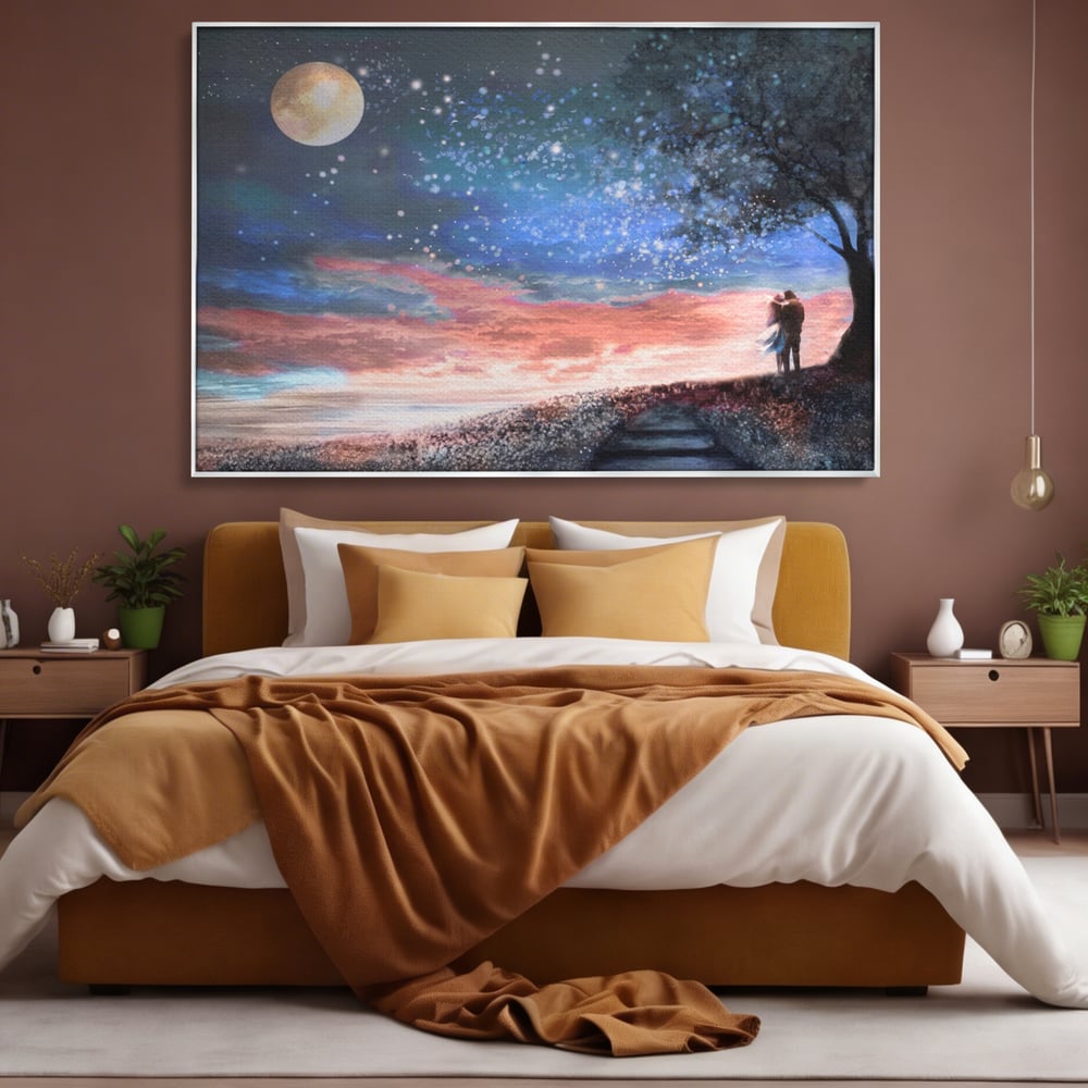Tablou canvas cu ilustratie cuplu sub cer instelat, in rama de aluminiu argintiu, pe perete intr-un dormitor